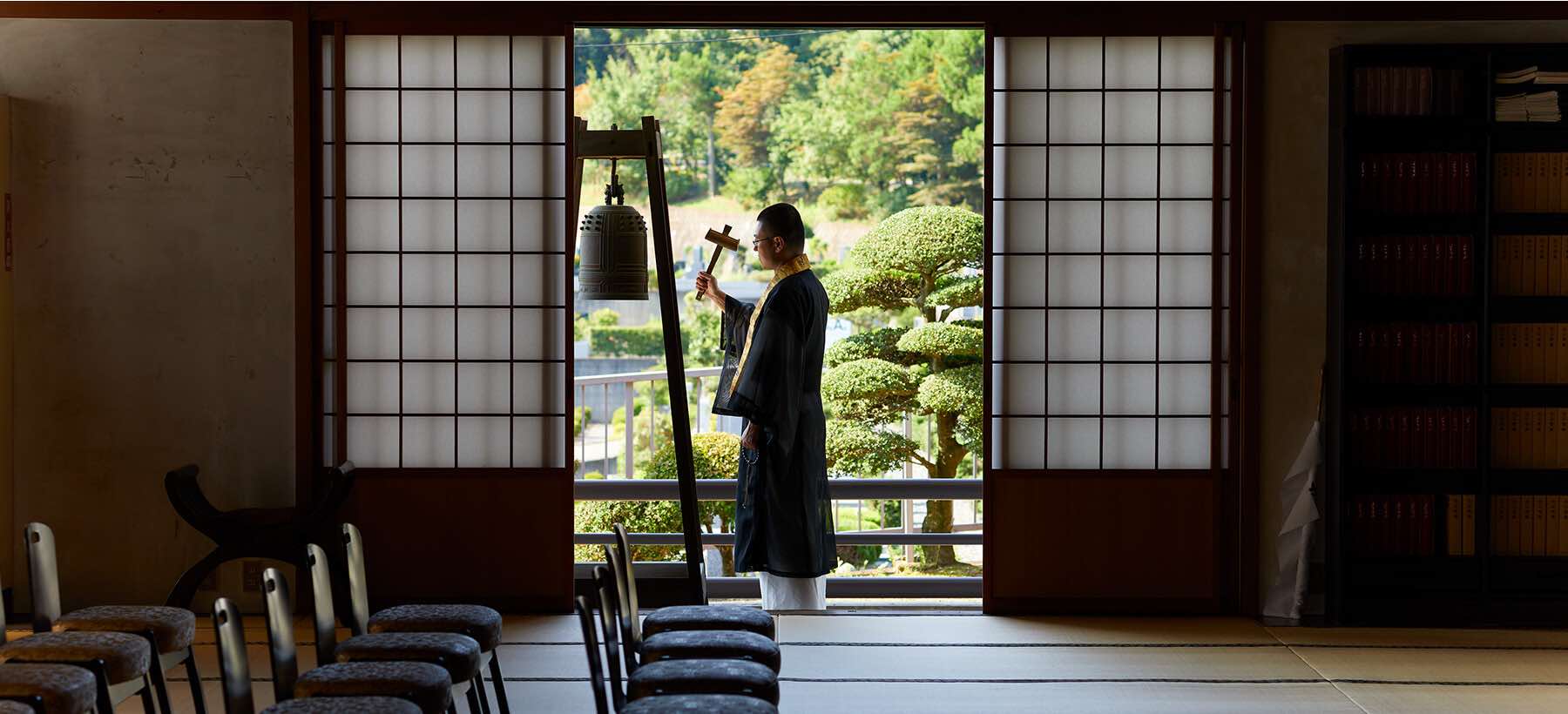 證大寺 江戸川本坊 鐘を打つ僧侶